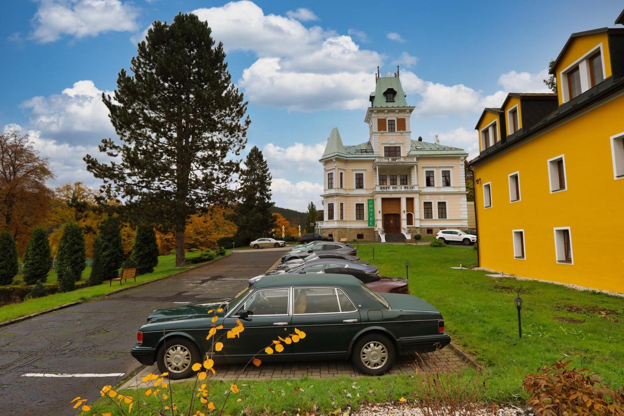 Hotel Chateau Cihelny Karlovy Vary Bagian luar foto