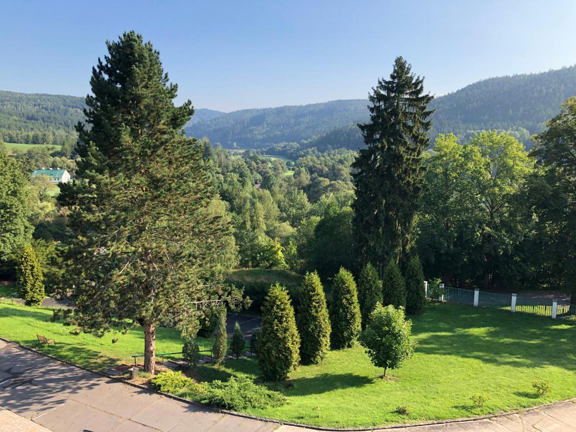 Hotel Chateau Cihelny Karlovy Vary Bagian luar foto