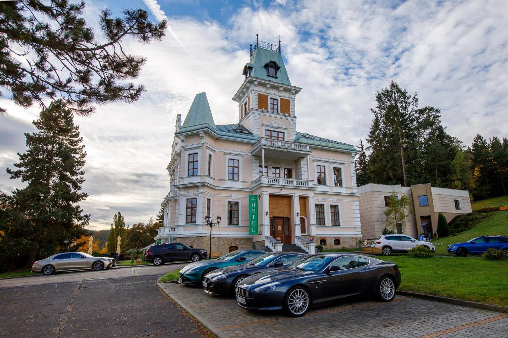 Hotel Chateau Cihelny Karlovy Vary Bagian luar foto