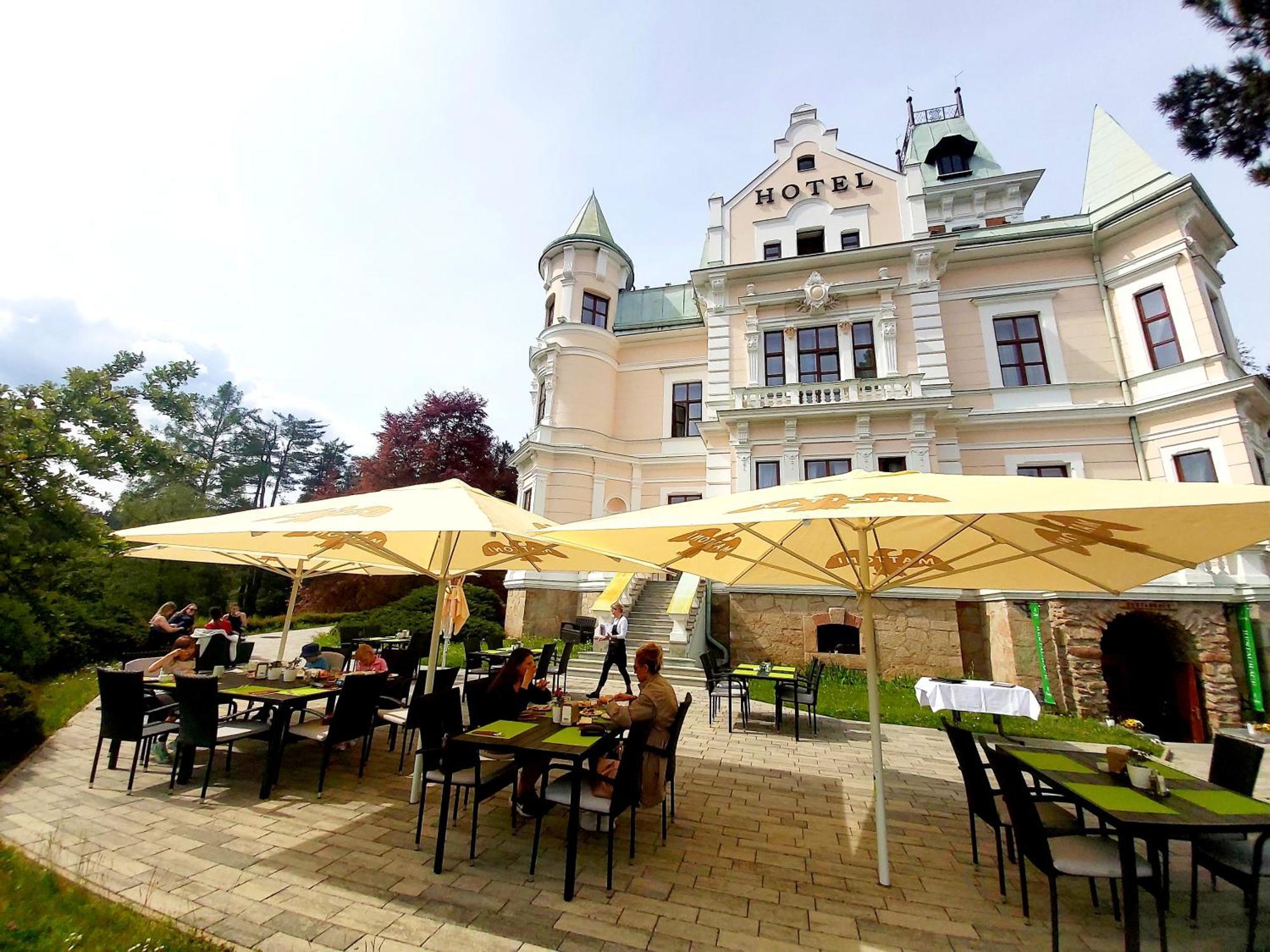 Hotel Chateau Cihelny Karlovy Vary Bagian luar foto