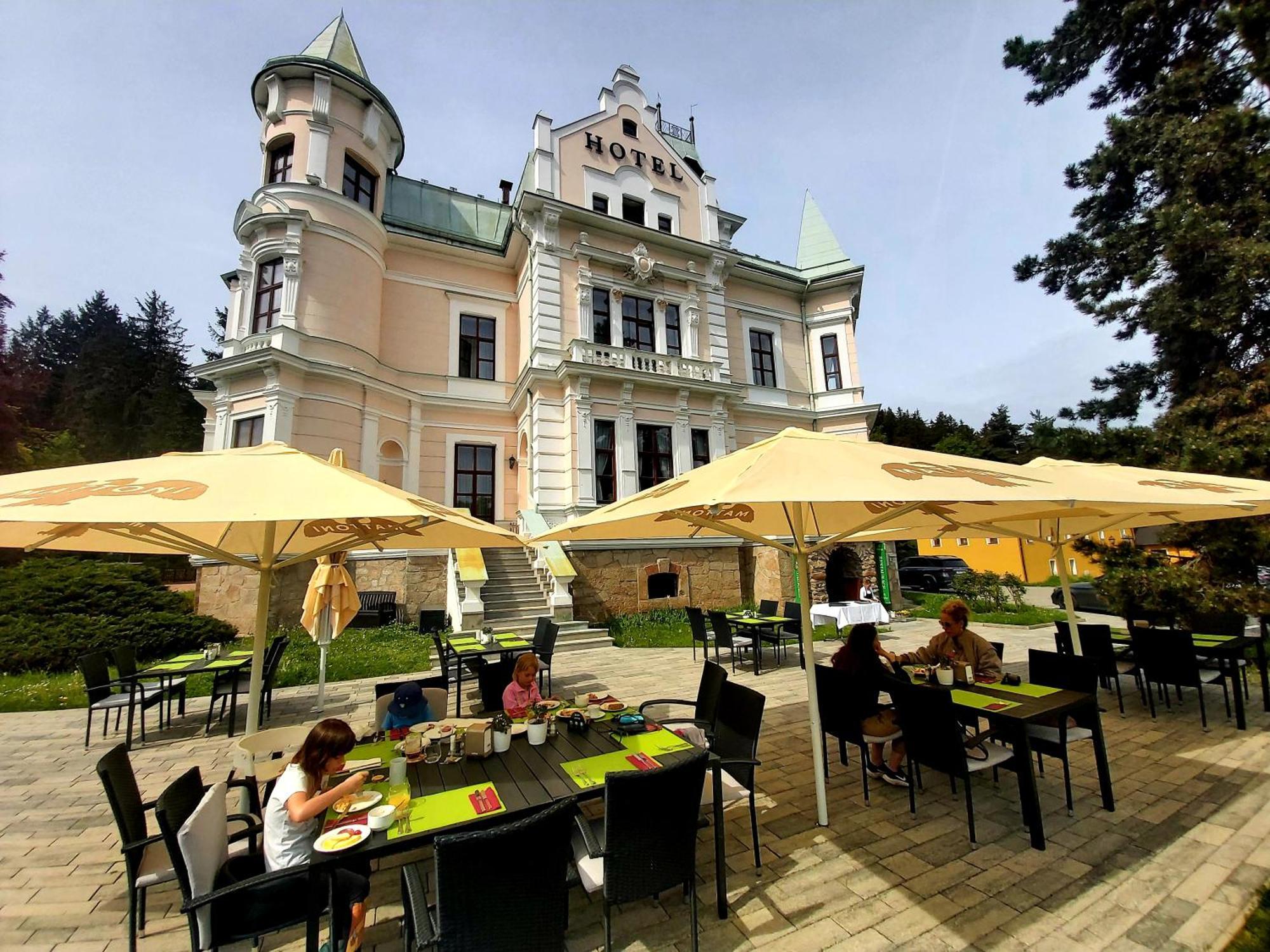 Hotel Chateau Cihelny Karlovy Vary Bagian luar foto